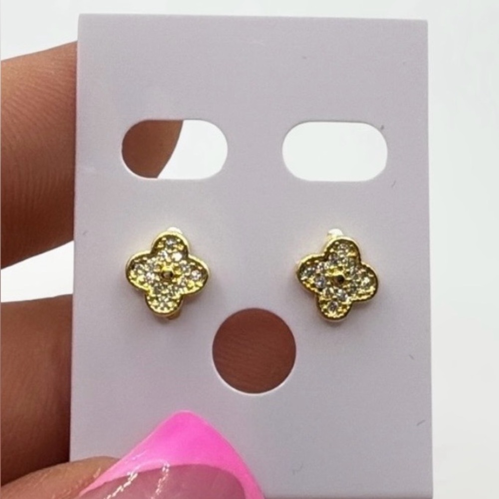 Elegant Gold Flower Stud Earrings NEW